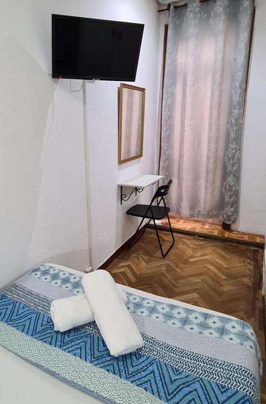 Single Room image 3