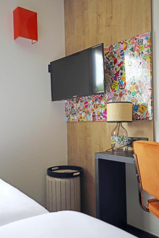 POP Room with 2 single beds image 1