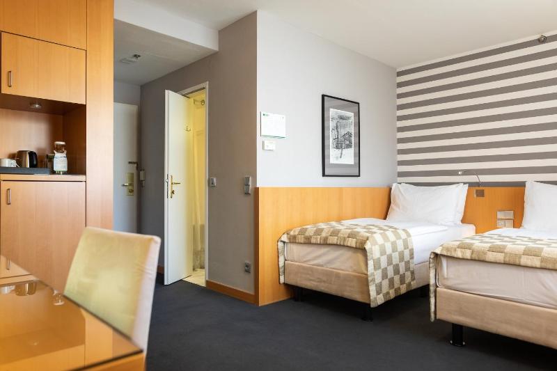 Premium Twin Room image 4