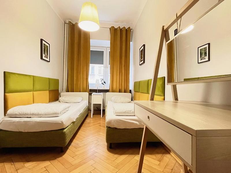 Twin Room with Shared Bathroom image 1