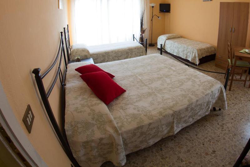 Quadruple Room with Shared Bathroom image 3
