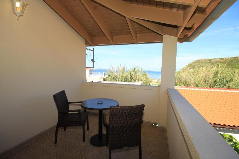 One-Bedroom Apartment with Terrace and Sea View image 3