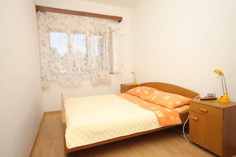 One-Bedroom Apartment with Terrace and Sea View image 1
