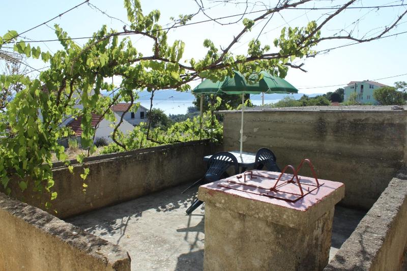 One-Bedroom Apartment with Terrace and Sea View image 4
