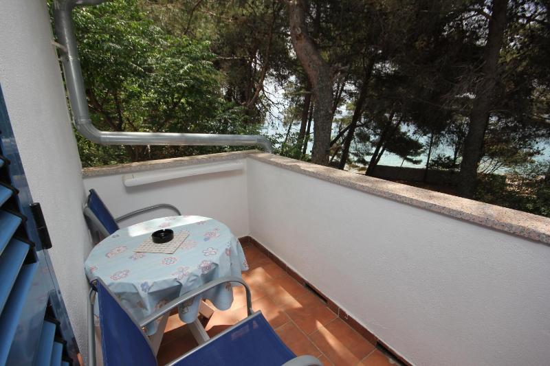One-Bedroom Apartment with Balcony and Sea View image 4