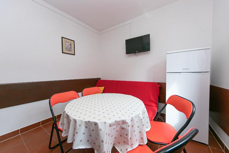 One-Bedroom Apartment with Balcony and Sea View image 4