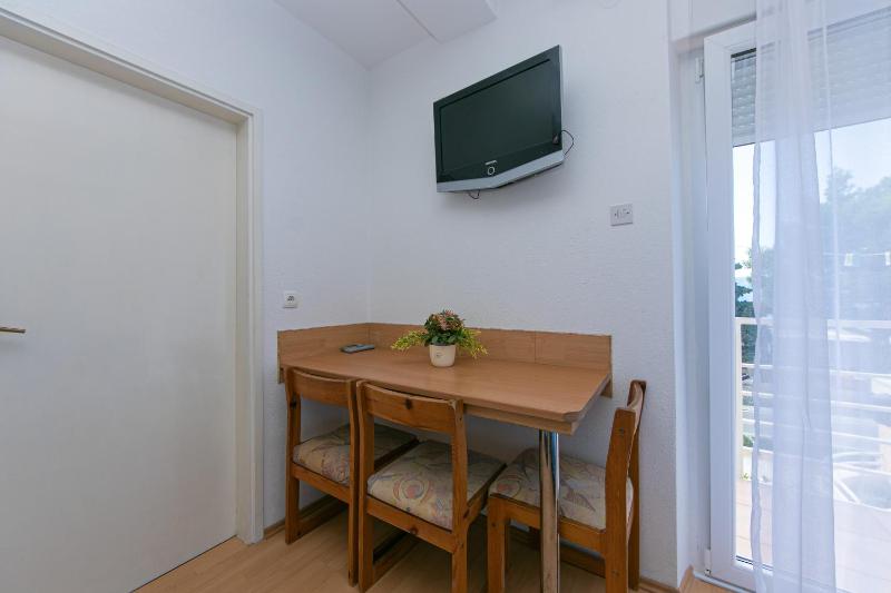 One-Bedroom Apartment with Balcony and Sea View image 4