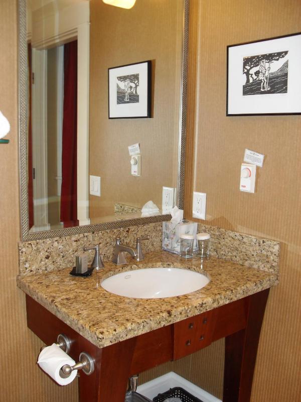 Deluxe Queen Room image 4