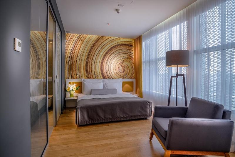 Deluxe Double or Twin Room image 2