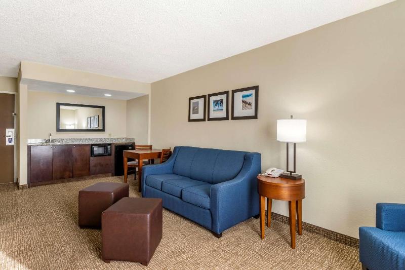 One-Bedroom Suite with Two Queen Beds with Sofa Bed - Non-Smoking image 2