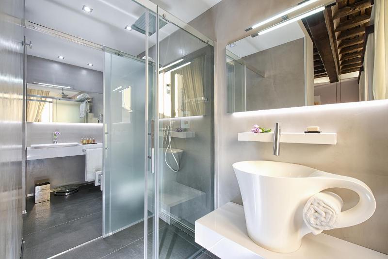 Deluxe Double Room with Balcony image 3