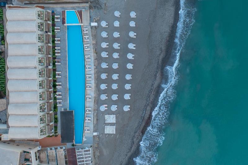 Junior Suite-Sea Front with Pool Access  image 4