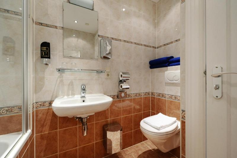 Double Room with Bath image 4