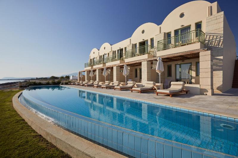Junior Suite - Sea Front with Sharing Pool  image 4