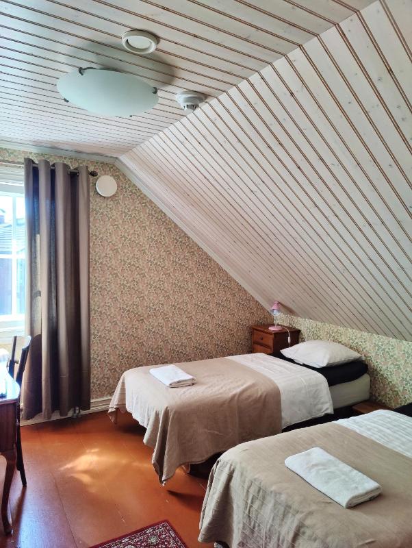 Standard Twin Room with Shared Bathroom image 4