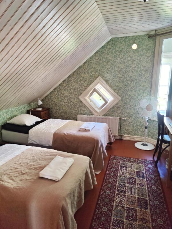 Standard Twin Room with Shared Bathroom image 1