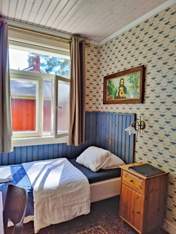 Single Room with Shared Bathroom image 1