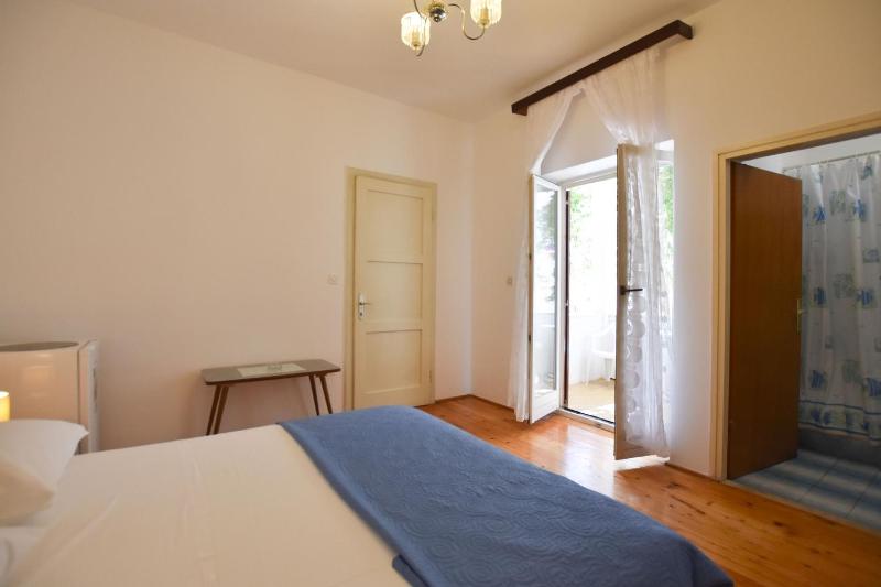 Double Room with Balcony image 4