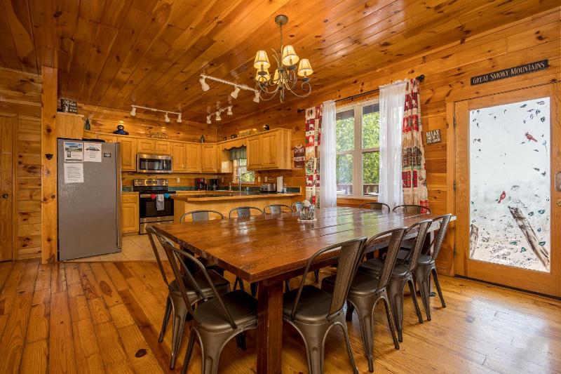 Luxurious 6BR Smoky Mountain cabin with stunning views game room fire pit and hot tub Wi-Fi - image 12