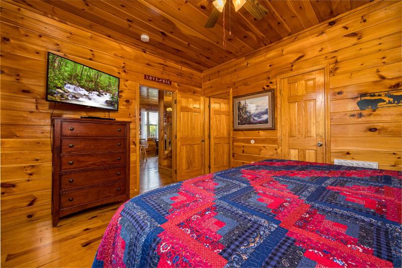 Luxurious 6BR Smoky Mountain cabin with stunning views game room fire pit and hot tub Wi-Fi - image 31