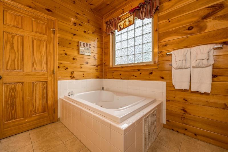 Luxurious 6BR Smoky Mountain cabin with stunning views game room fire pit and hot tub Wi-Fi - image 10