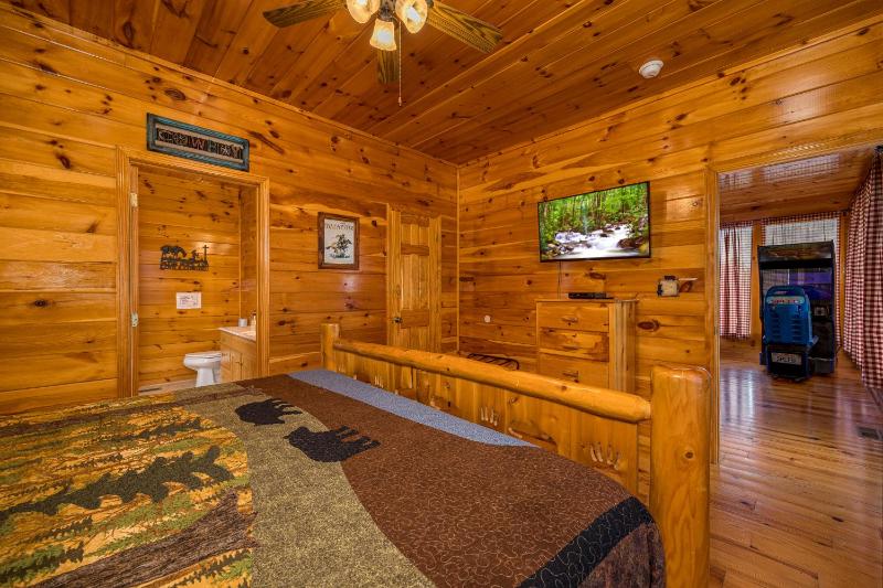 Luxurious 6BR Smoky Mountain cabin with stunning views game room fire pit and hot tub Wi-Fi - image 14