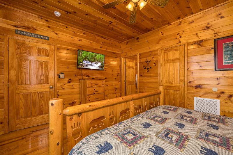 Luxurious 6BR Smoky Mountain cabin with stunning views game room fire pit and hot tub Wi-Fi - image 39