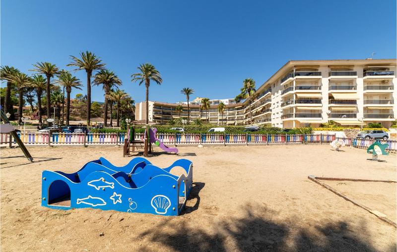 2 Bedroom Gorgeous Apartment In Miami Platja - image 2