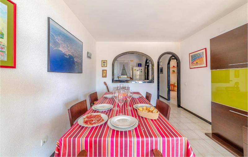2 Bedroom Gorgeous Apartment In Miami Platja - image 4