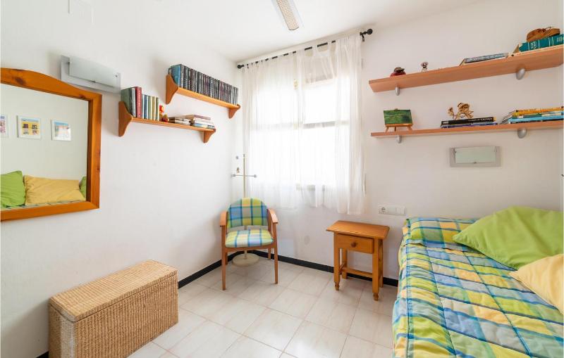 2 Bedroom Gorgeous Apartment In Miami Platja - image 21
