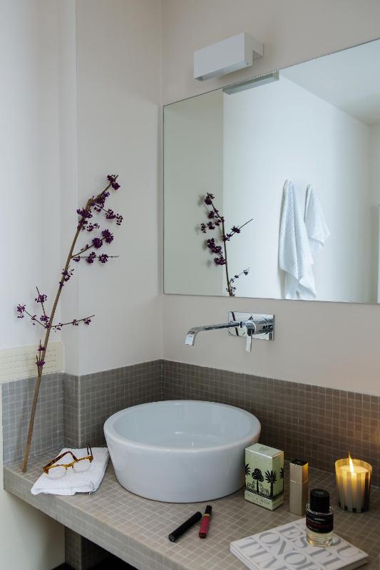 Large Double or Twin Room with City View image 3