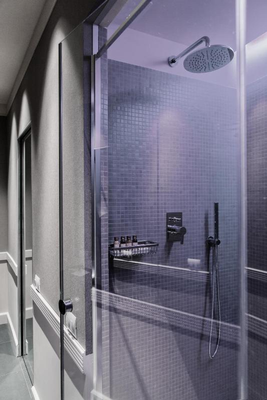 Large Double or Twin Room with City View image 4