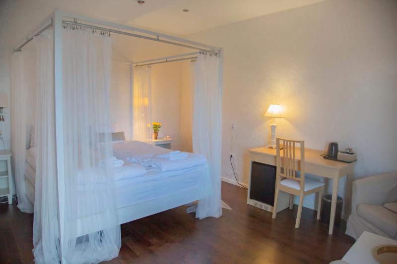 Double Room image 4