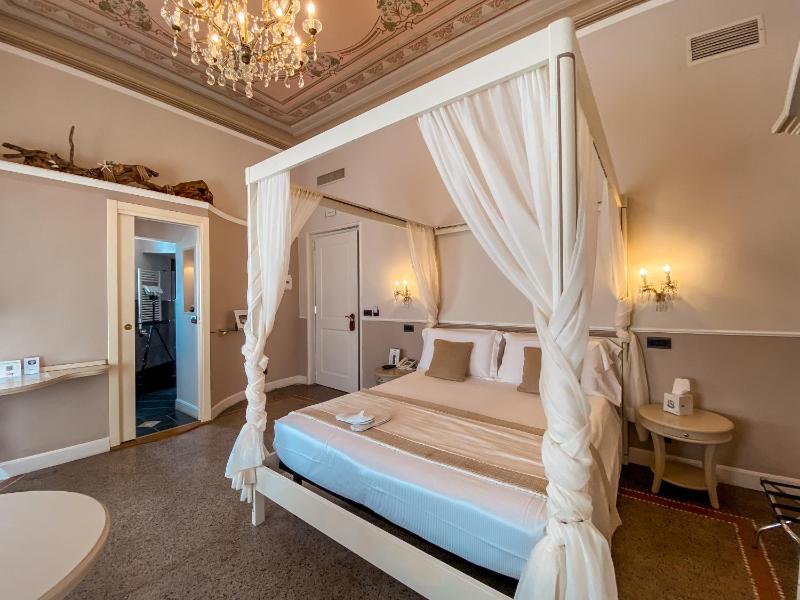 Deluxe Double Room image 3