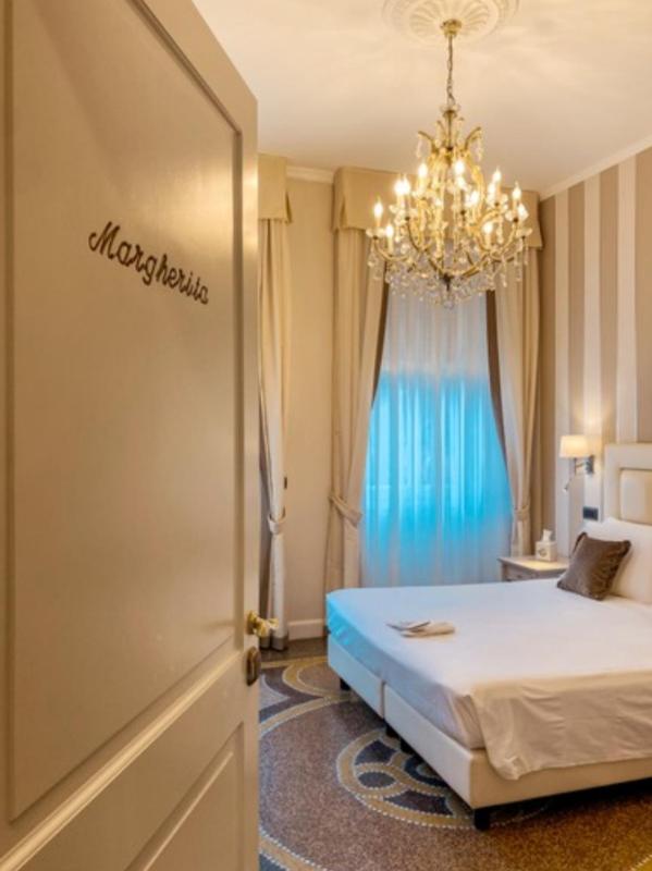 Deluxe Double Room image 1