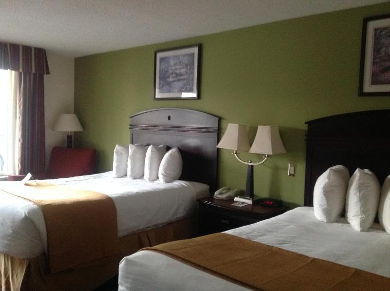 Queen Room with Two Queen Beds - Non-Smoking image 2