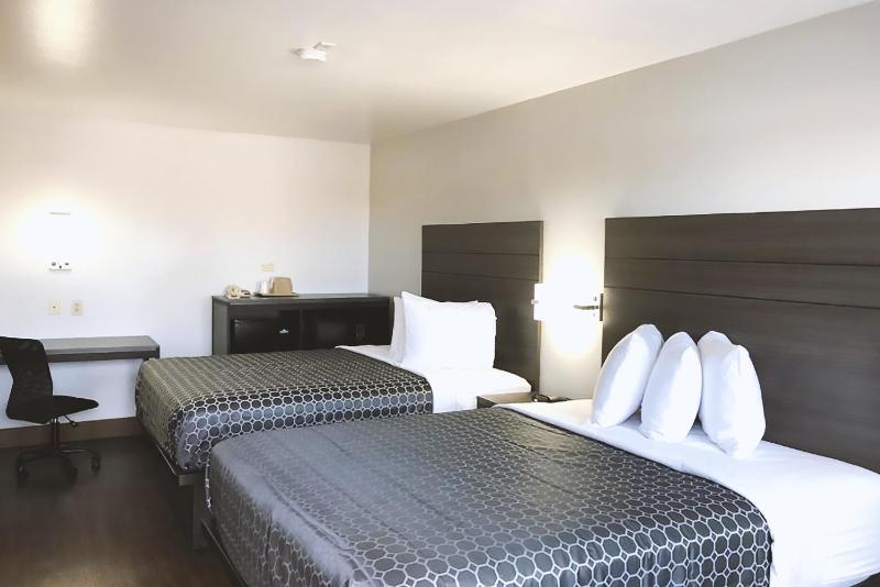 Deluxe Queen Room with Two Queen Beds image 4