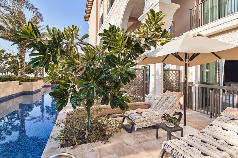 Premium King Room with Pool Access image 1