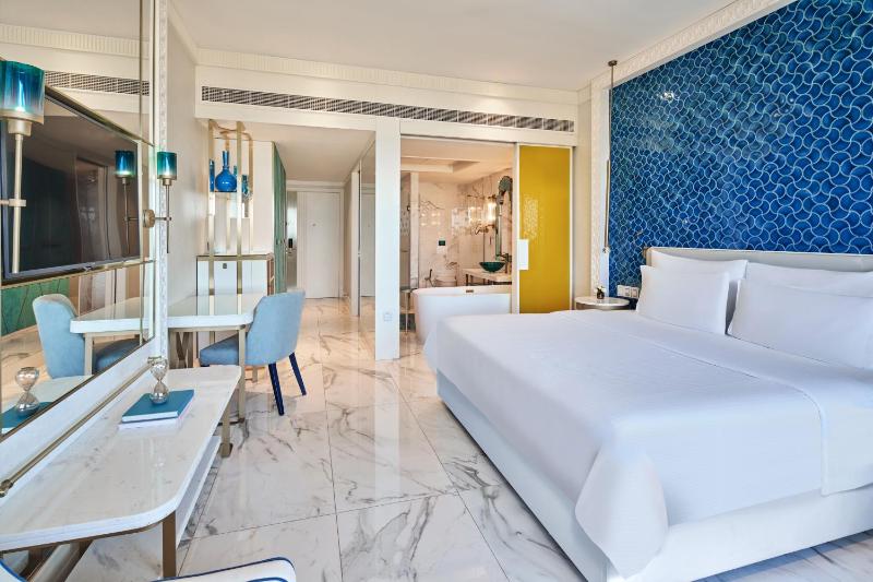 Deluxe King Room Sea View image 4
