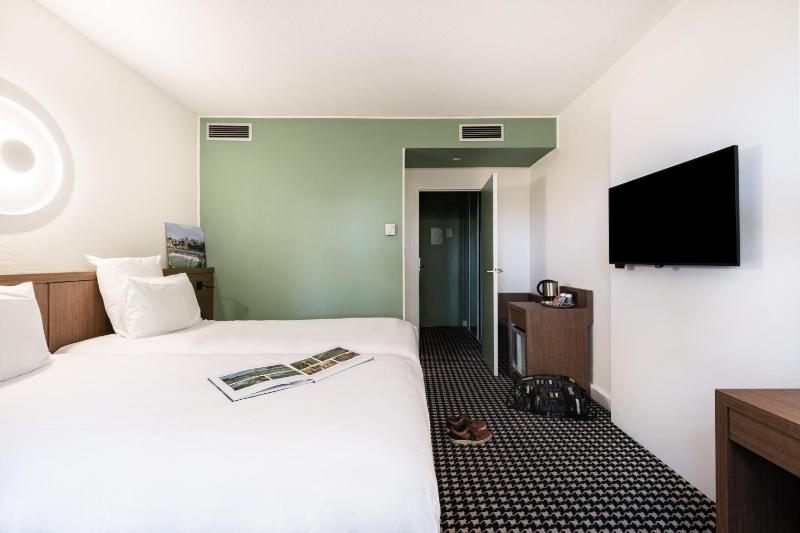 Classic Twin Room with Spa Access image 1