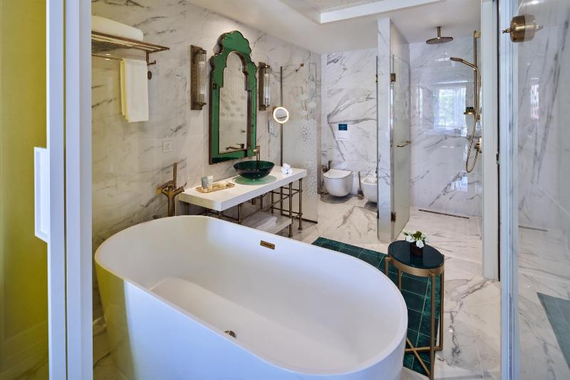 One-Bedroom Family Suite with Pool Access image 1