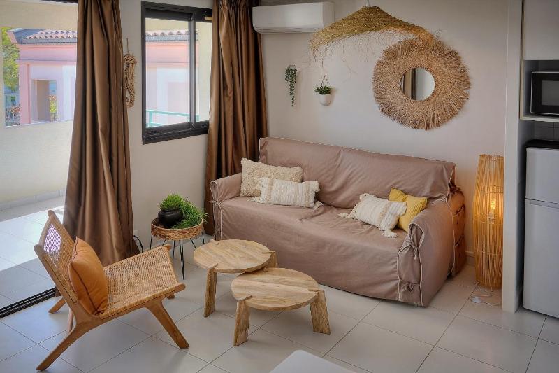 Upstays - Renovated - Sea view - Pool - Patio - image 2