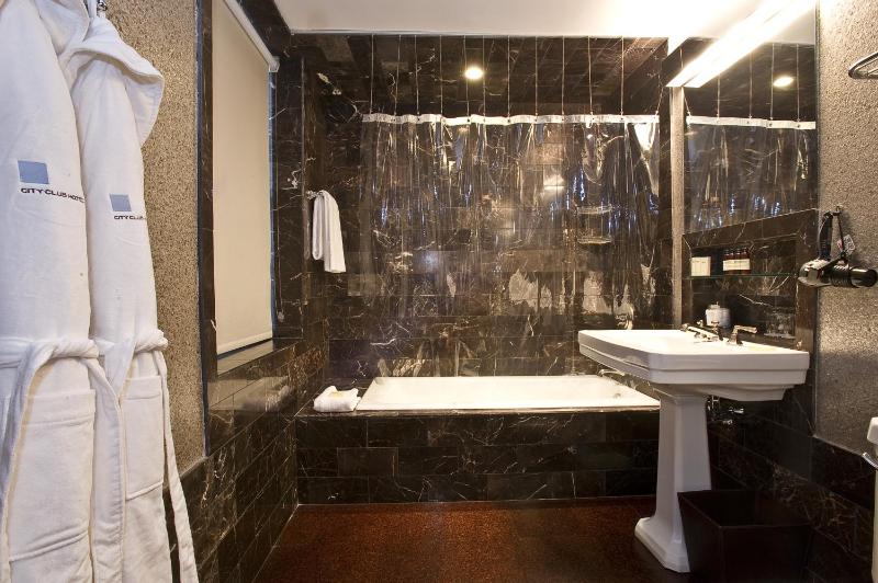 King Luxe Room image 2