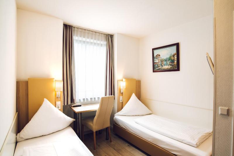Classic Twin Room image 1