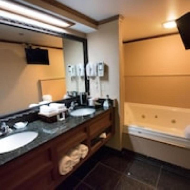 King Room with Spa Bath and Lake View image 3