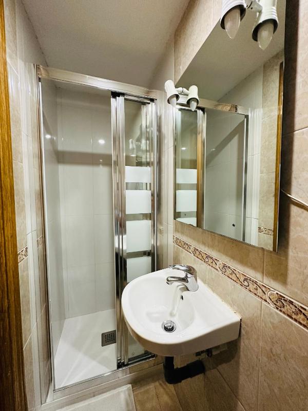 Double Room with Private Bathroom image 3