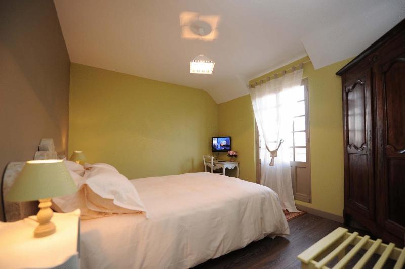 Standard Double Room with River View image 4