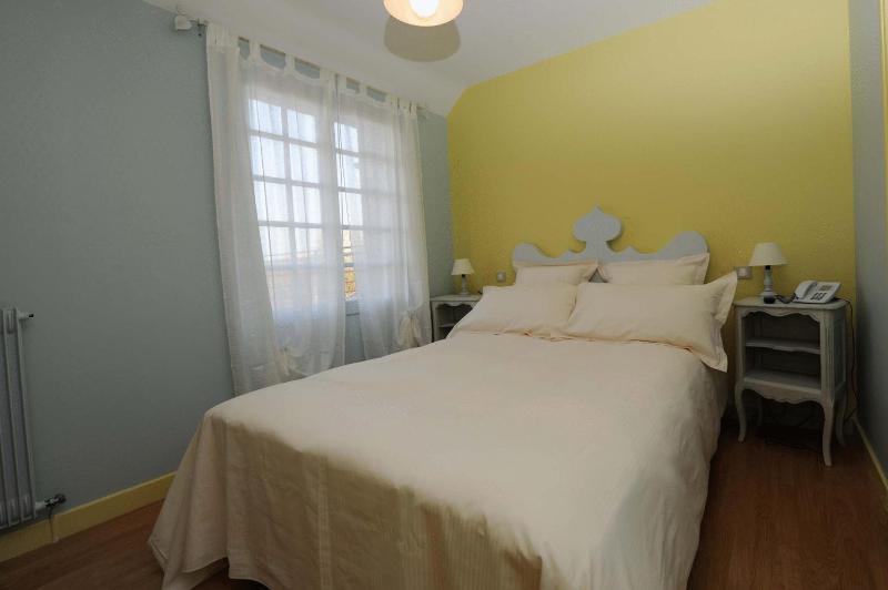 Standard Double Room with River View image 3