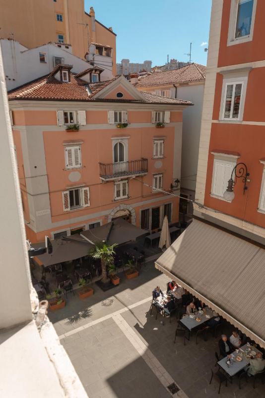 Victoria Boutique Suites - image 13