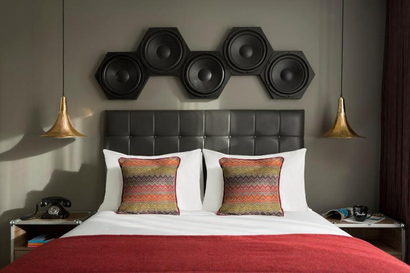 Standard Twin Room image 2